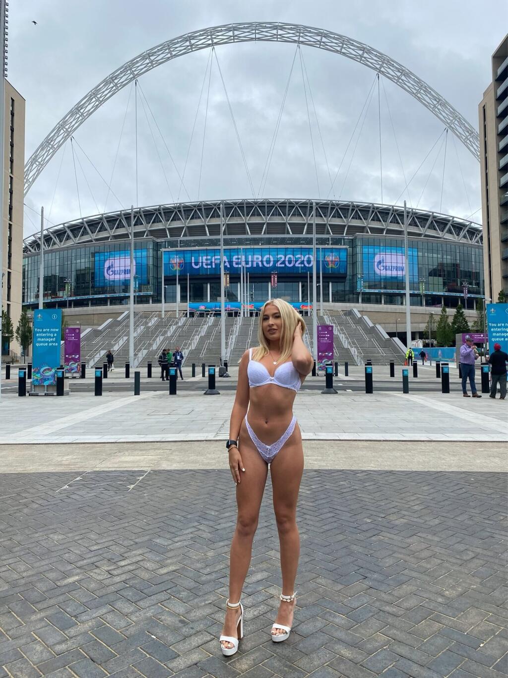 Astrid potešila Angličanov aj takýmto záberom. Deň po zápase pridala obnažené fotky spred štadióna Wembley.