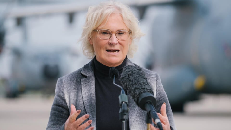 WA 16 archív Wunstorf - Na archívnej snímke z 2. mája 2022 nemecká ministerka obrany Christine Lambrechtová odpovedá na otázky novinárov počas návštevy vo Wunstorfe. Nemecko dodá Ukrajine sedem samohybných húfnic typu Panzerhaubitze 2000 (PzH 2000). V piatok 6. mája 2022 to v Sliači potvrdila nemecká ministerka obrany Christine Lambrechtová pred rokovaním so slovenským rezortným partnerom Jaroslavom Naďom. FOTO TASR/DPA
dpatopbilder - 02.05.2022, Niedersachsen, Wunstorf: Bundesverteidigungsm