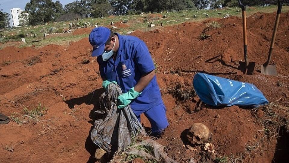 Brazília by mohla v počte úmrtí a nakazených "dohnať USA". Situácia je tam taká zlá, že hrobári musia vykopávať starých mŕtvych, aby mali kam dať nových.