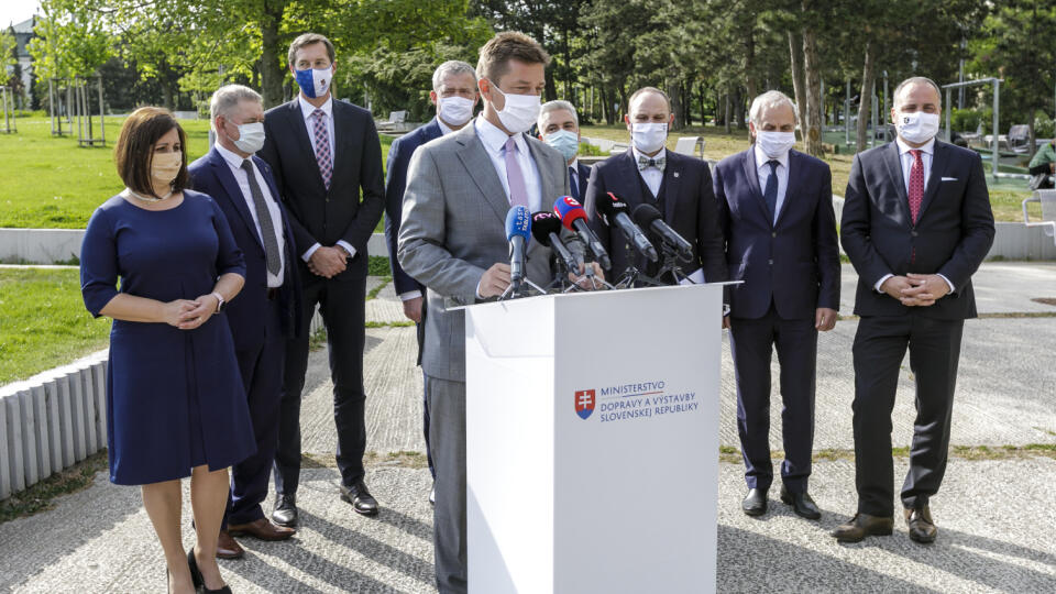 Na snímke zľava predsedníčka Žilinského samosprávneho kraja (ŽSK) Erika Jurinová, predseda Nitrianského samosprávneho kraja (NSK) Milan Belica, predseda Prešovského samosprávneho kraja Milan Majerský, predseda Trenčianskeho samosprávneho kraja (TSK) Jaroslav Baška, minister dopravy a výstavby SR Andrej Doležal, predseda Košického samosprávneho kraja (KSK) Rastislav Trnka, predseda Trnavského samosprávneho kraja (TTSK) a predseda SK8 Jozef Viskupič, predseda Banskobystrického samosprávneho kraja