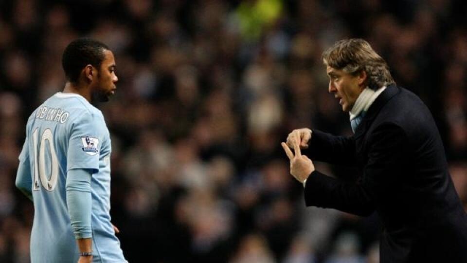 Tréner Manchesteru City Roberto Mancini dáva taktické pokyny Robinhovi počas stretnutia 4. kola Anglického pohára