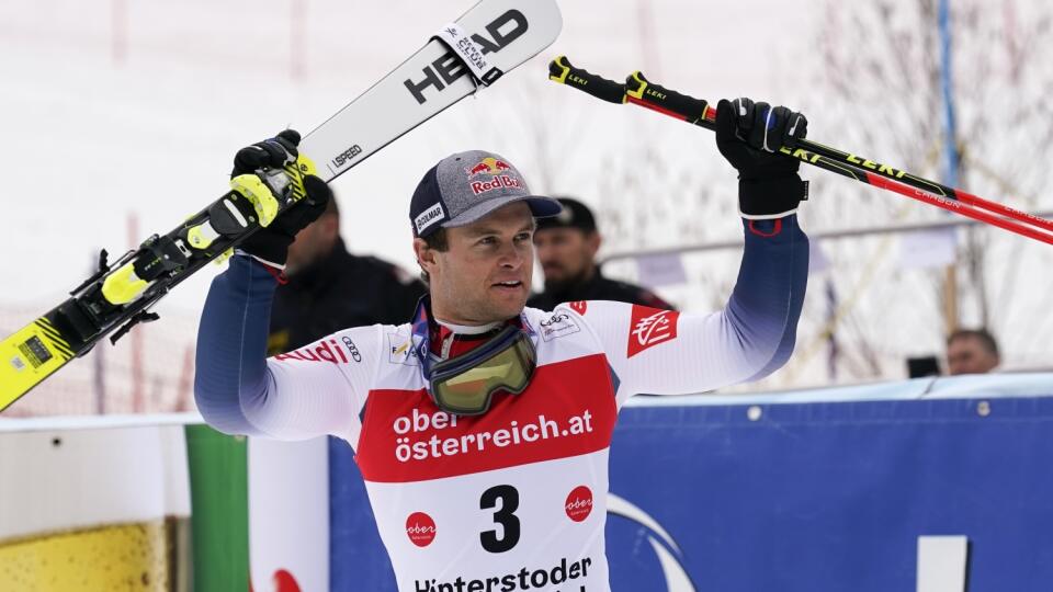 KK34 Hinterstoder - Francúzsky lyžiar Alexis Pinturault sa teší z víťazstva v obrovskom slalome Svetového pohára v rakúskom Hinterstoderi 2. marca 2020. FOTO TASR/AP
France's Alexis Pinturault celebrates winning an alpine ski, men's World Cup giant slalom, in Hinterstoder, Austria, Monday, March 2, 2020. (AP Photo/Giovanni Auletta)