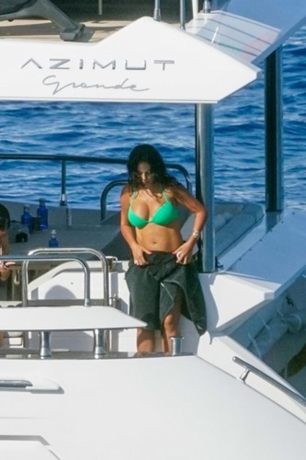 Georgine krivky sa vracajú do pôvodného stavu a aj sama sa už odhodlala obliecť si tanga bikiny.