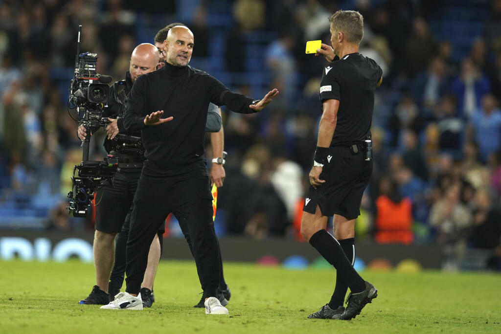 WA 77 Manchester - Tréner Manchestru City Pep Guardiola dostáva od hlavného rozhodcu žltú kartu na konci zápasu 2. kola G-skupiny Ligy majstrov Manchester City - Borussia Dortmund v Manchestri v stredu 14. septembra 2022. FOTO TASR/AP
Manchester City's head coach Pep Guardiola, has as yellow card from referee Daniele Orsato at the end of the group G Champions League soccer match between Manchester City and Borussia Dortmund at the Etihad stadium in Manchester, England, Wednesday, Sept. 14, 2022
