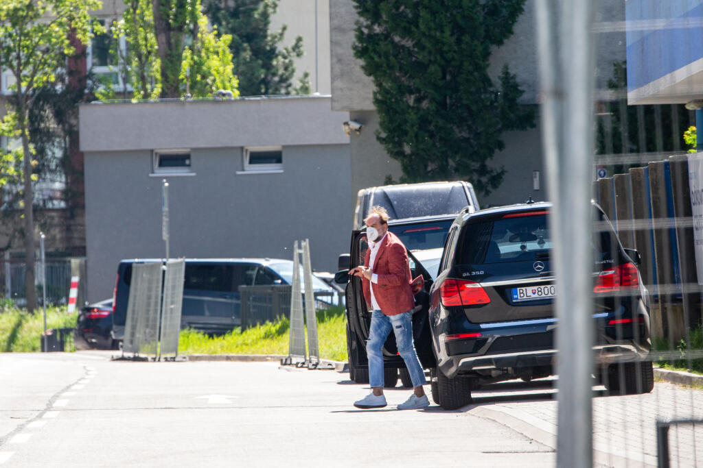 Na snímke tréner Vladimír Weiss starší prichádza na rokovanie so zástupcami futbalového klubu ŠK Slovan Bratislava, Ivanom Kmotríkom maldším a Richardom Trutzom, o svojom pôsobení v pizícií hlavného trénera klubu.
