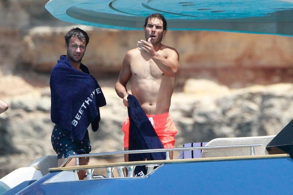 Rafael Nadal oddychuje na jachte s partiou kamarátov.