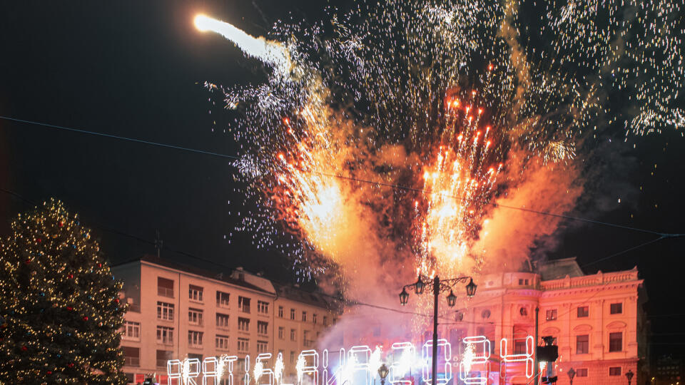 Na snímke ľudia oslavujú príchod Nového roka 2024 na Hviezdoslavovom námestí 1. januára 2024 v Bratislave. FOTO TASR - Pavel Neubauer 