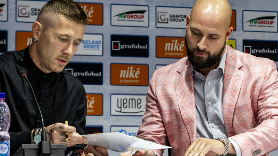 Prestup spečatil Kucka podpisom zmluvy aj podaním rúk s Ivanom Kmotríkom mladším.