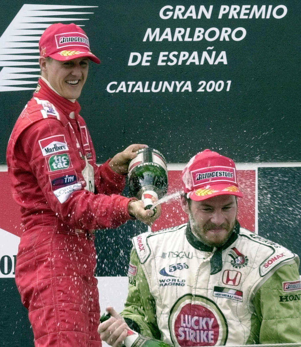 Kanaďan Jacques Villeneuve patril svojho času k najlepším pilotom vo formule 1. Takto vyzeralo jeho radosť na stupňoch víťazov s legendárnym Michaelom Schumacherom.