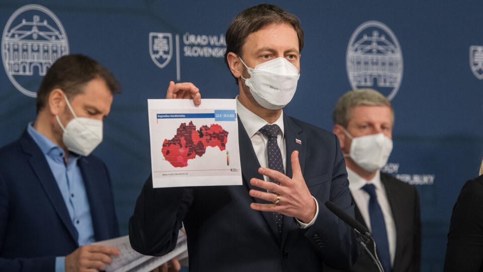 Na snímke uprostred premiér SR Eduard Heger, vľavo minister financií SR Igor Matovič a vpravo minister zdravotníctva SR Vladimír Lengvarský počas tlačovej konferencie k aktuálnej epidemiologickej situácii v súvislosti s COVID-19 v Bratislave v utorok 13. apríla 2021. FOTO TASR - Martin Baumann
