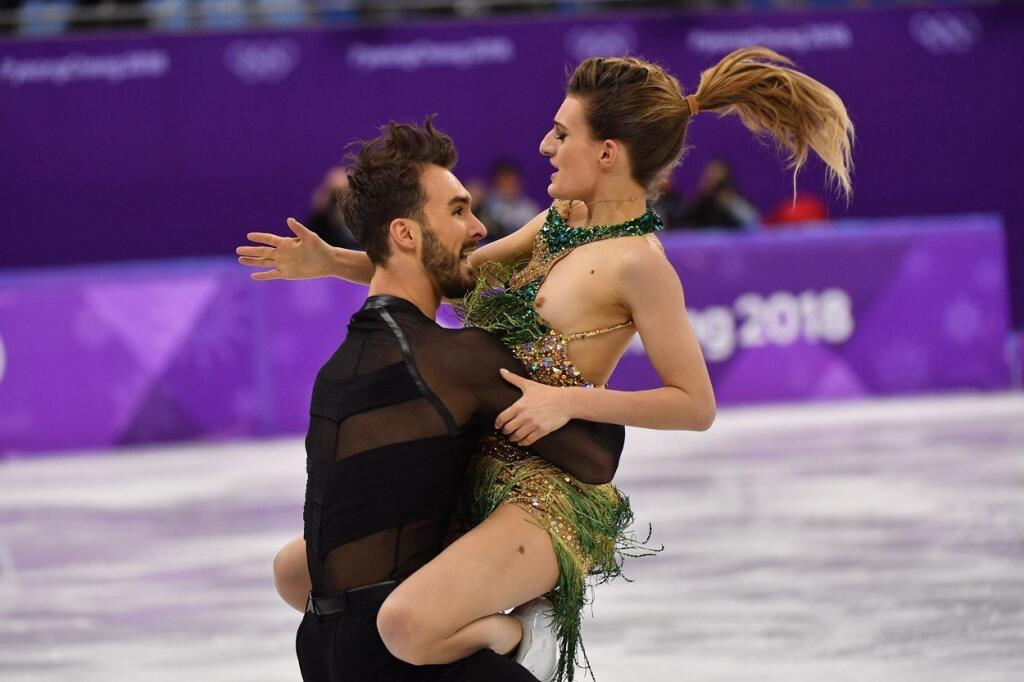 Francúzsky tanečný pár Gabriella Papadakisová a Guillaume Cizeron sa nevyhol trapasu, teda, najmä krasokorčuliarka si túto jazdu zapamätá.