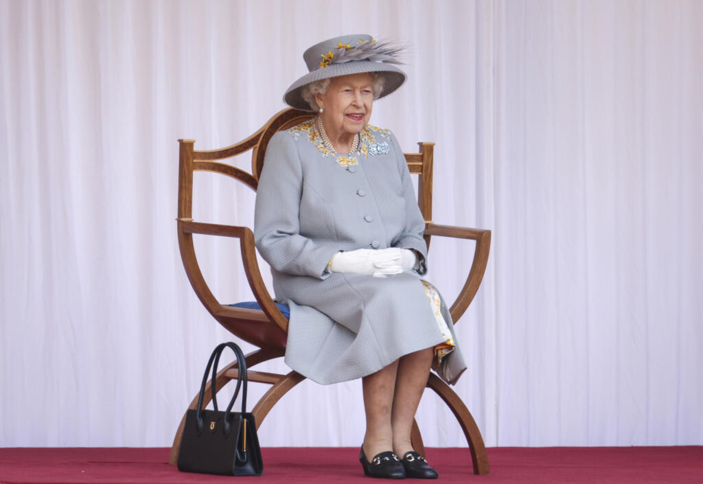 Britská kráľovná Alžbeta II. sa usmieva počas oficiálnych osláv svojich 95. narodenín na Windsorskom hrade pri Londýne v sobotu 12. júna 2021. Oslavy mali pre pandémiu aj tentoraz obmedzený rozsah.