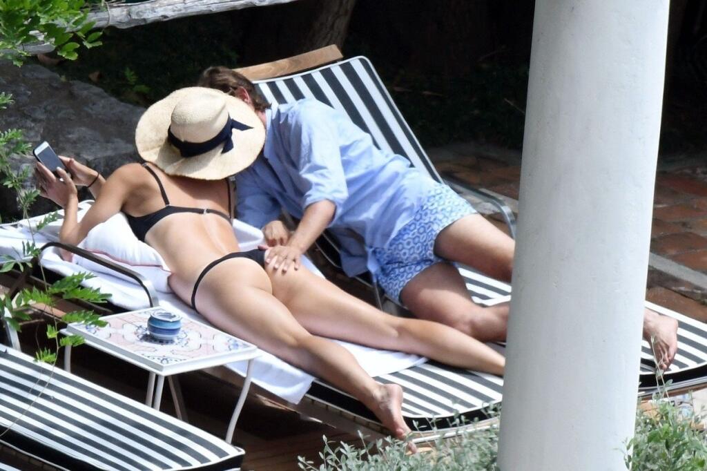 Šarapovová je aj po ukončení kariéry stredobodom paparazzi fotografov. Tí na ňu striehnu aj na dovolenke v poriadne horúcich pózach s priateľom.
