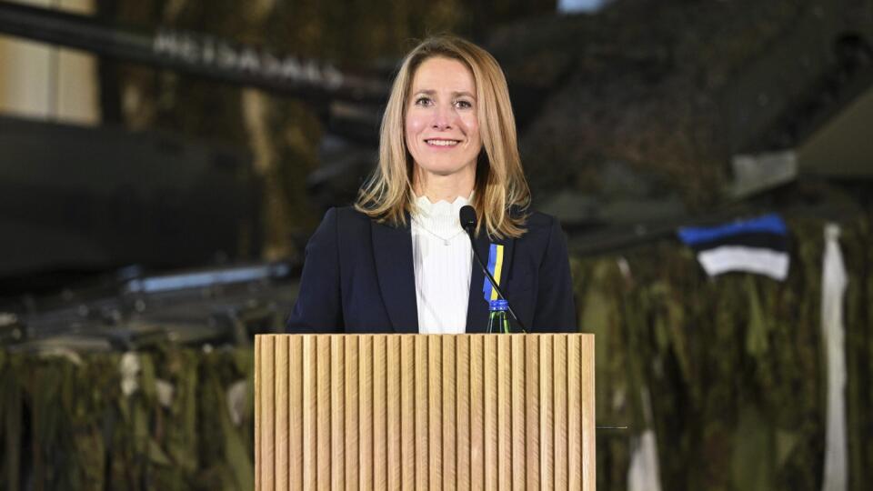 PK 37 Tallinn - Na snímke estónska premiérka Kaja Kallasová odpovedá na otázky novinárov počas spoločnej tlačovej konferencie s britským premiérom Borisom Johnsonom a generálnym tajomníkom NATO Jensom Stoltenbergom po ich rozhovoroch o ruskej invázii na Ukrajine na leteckej základni v Tallinne v utorok 1. marca 2022. FOTO TASR/AP
Prime Minister of Estonia Kaja Kallas speaks during a joint press conference with Britain's Prime Minister Boris Johnson and Jens Stoltenberg, Secretary General of NAT
