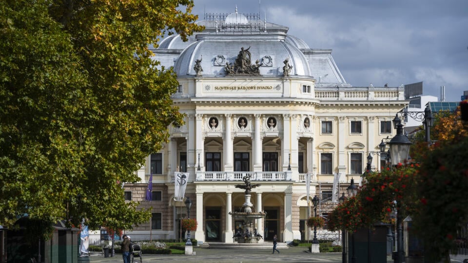 Od soboty 24.októbra až do nedele 1. novembra 2020 platí na celom Slovensku zákaz vychádzania s výnimkou ciest na testovanie, do práce, cesty na výkon podnikateľskej činnosti alebo inej obdobnej činnosti či zabezpečenia nevyhnutných potrieb, či pobytu v prírode v okrese bydliska. Na snímke prázdne Hviezdoslavovo námestie a v pozadí historická budova SND v Bratislave 26. októbra 2020. FOTO TASR - Jaroslav Novák