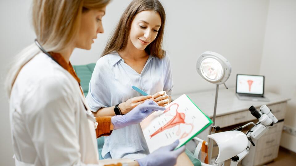 Pravidelné preventívne prehliadky u gynekológa sú pritom absolútne minimum, ktoré ženy môžu pre seba urobiť.