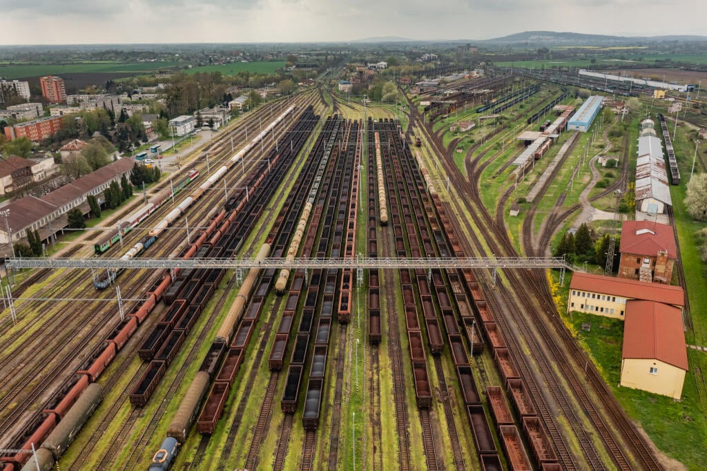 Železničné prekladisko, označované aj ako „najväčší schozemský prístav“, zaberá plochu desať kilometrov štvorcových a tvorí ho približne 160 kilometrov koľají. Prevádzkuje ho štátna Železničná spoločnosť Cargo Slovakia.