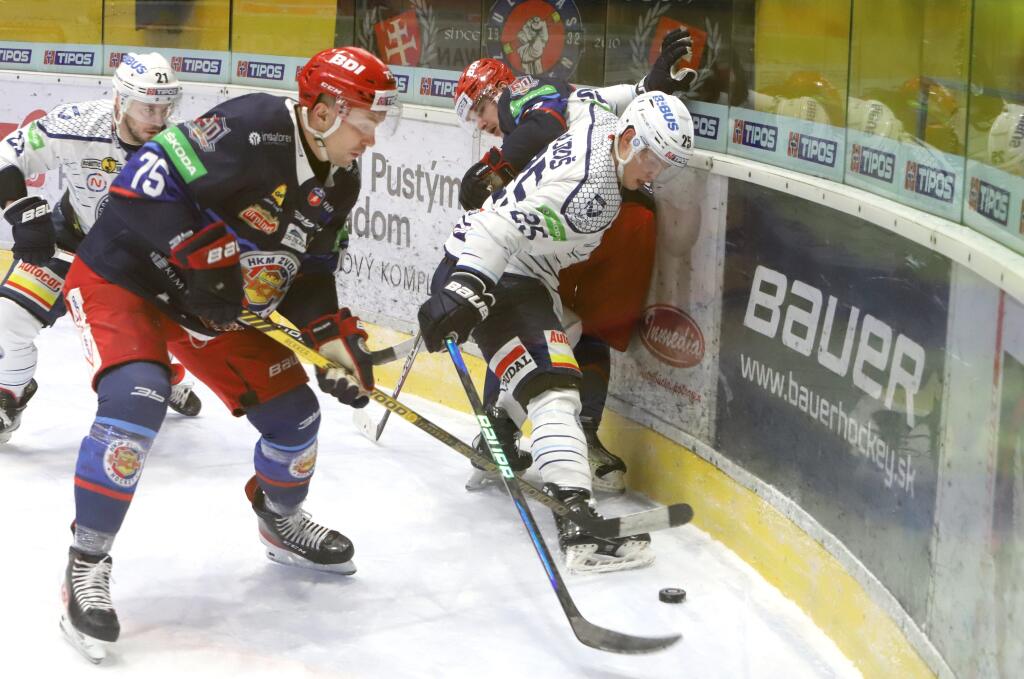 Na snímke zľava Patrik Marcinek (Zvolen) a František Gajdoš (Nitra) bojujú o puk pri mantineli počas zápasu 31. kola Tipos extraligy HKM Zvolen - HK Nitra vo Zvolene v piatok 20. januára 2023.