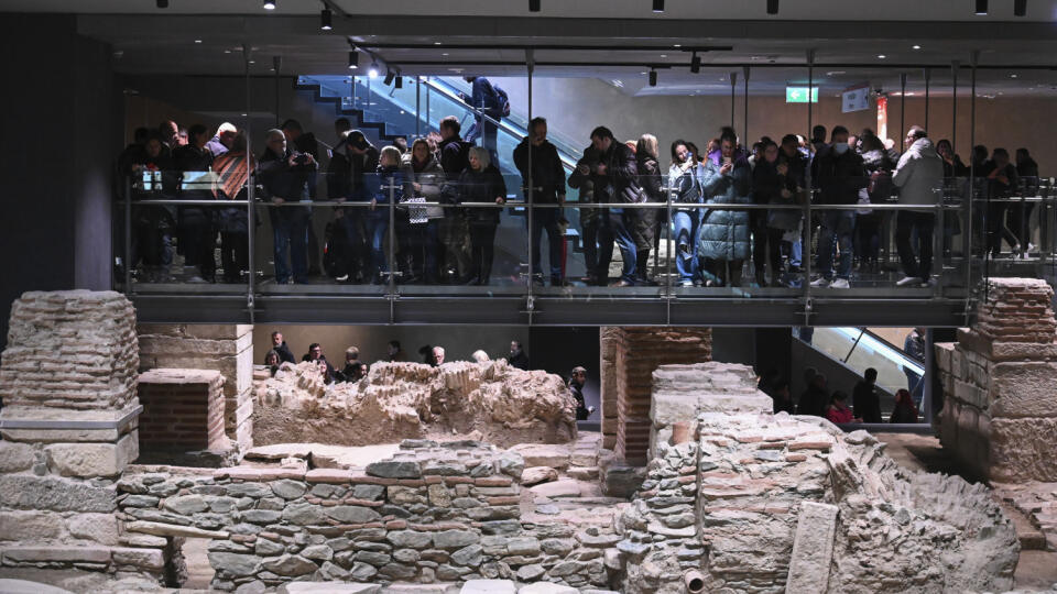KK45 Solún - Cestujúci stoja okolo archeologického náleziska, ktoré sa nachádza na stanici metra Venizelou počas otvorenia metra v Solúne v sobotu 30. novembra 2024. FOTO TASR/AP
Commuters stand around an archaeological site located inside the Venizelou metro station during the inauguration day of the Thessaloniki metro, in Thessaloniki, northern Greece, Saturday, Nov. 30, 2024. (AP Photo/Giannis Papanikos)
