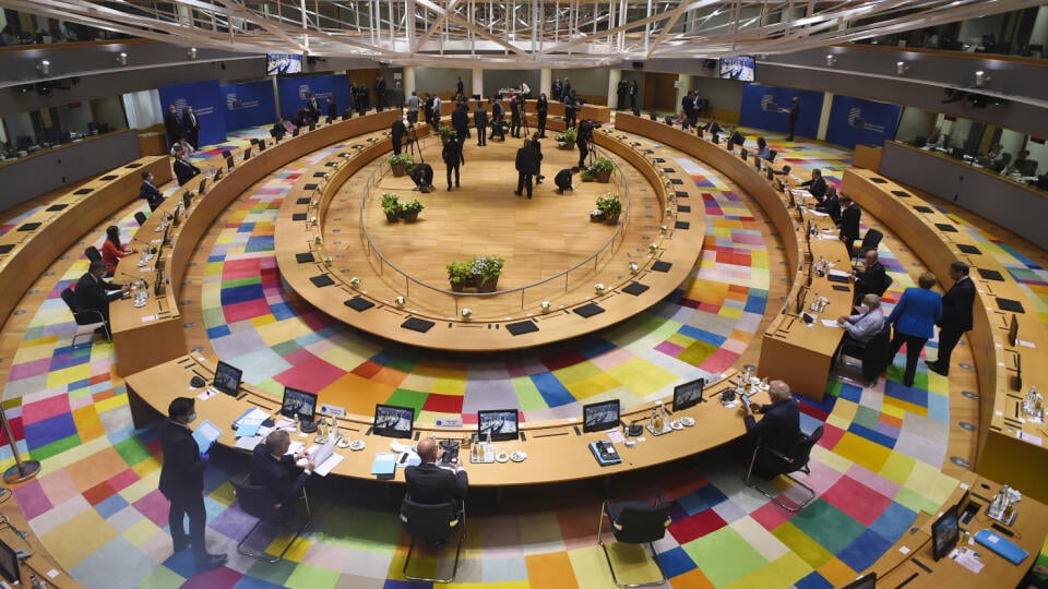 KK18 Brusel - Na snímke novinári a lídri Európskej únie pred začiatkom zasadnutia okrúhleho stola počas druhého dňa summitu EÚ v Bruseli 18. júla 2020. Prvý deň mimoriadneho summitu EÚ v Bruseli, ktorého cieľom je nájsť kompromisnú dohodu hláv vlád a štátov Únie o sedemročnom rozpočte a o pláne obnovy po koronakríze, sa skončil neúspechom. Hlavnou témou summitu sú rokovania o pláne obnovy v reakcii na krízu spôsobenú pandémiou ochorenia COVID-19 a o novom dlhodobom rozpočte EÚ.
