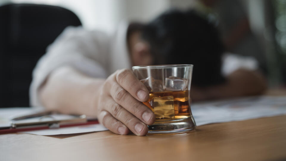 Niekedy to s alkoholom preženiete, dávajte si pozor, nech sa vám to nevymkne z rúk.