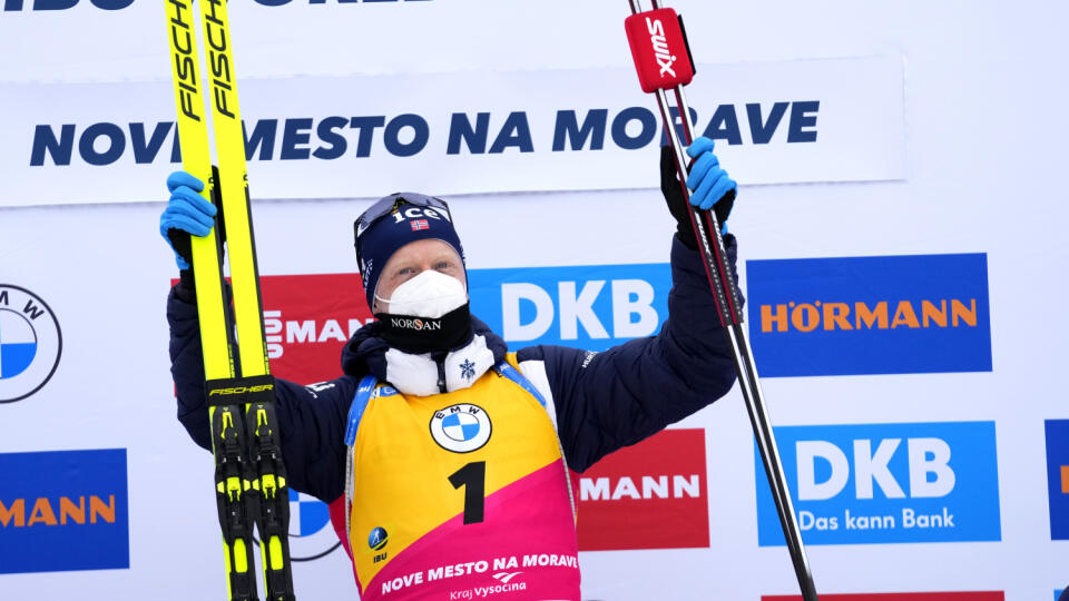 EBE 42 Nové Město na Moravě - Nórsky biatlonista Johannes Thingnes Bö oslavuje víťazstvo v stíhacích pretekoch 7. kola Svetového pohára v Novom Měste na Morave v sobotu 4. marca 2023. FOTO TASR/AP
First place Norway's Johannes Thingnes Boe, poses on the podium after the men's Biathlon World Cup 12.5 km pursuit event in Nove Mesto na Morave, Czech Republic, Saturday, March 4, 2023. (AP Photo/Petr David Josek)