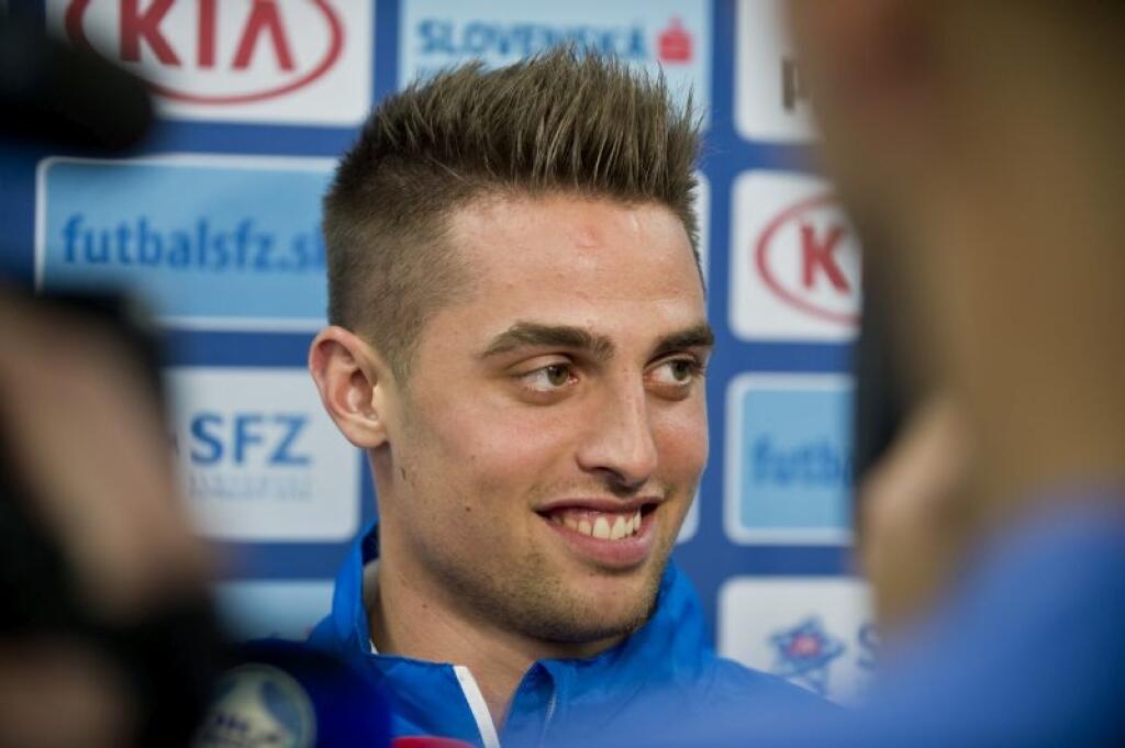 Róbert Mak hovorí s novinármi počas zrazu slovenskej futbalovej reprezentácie pred kvalifikáciou na EURO 2016. Senec, 5. októbra 2014.