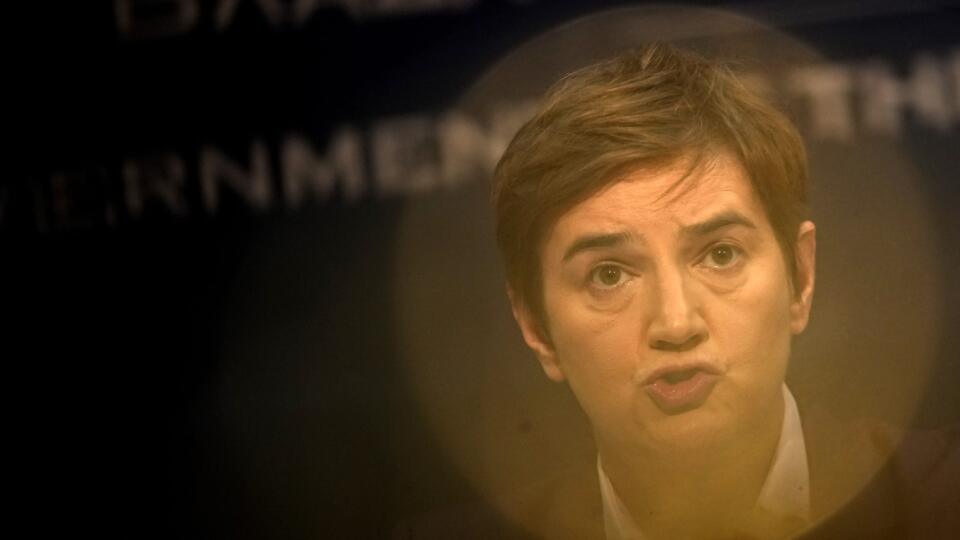 WA 46 Belehrad - Srbská premiérka Ana Brnabičová reční na tlačovej konferencii v Belehrade vo štvrtok 20. januára 2022. Srbské úrady upustili od plánov na vybudovanie spornej bane na ťažbu lítia. Oznámila to vo štvrtok srbská premiérka Ana Brnabičová - po týždňoch protestov verejnosti proti tomuto projektu. Baňa, ktorú mala pôvodne zriadiť britsko-austrálska spoločnosť Rio Tinto, by podľa aktivistov poškodila tamojšie životné prostredie, informuje tlačová agentúra AFP. FOTO TASR/AP
Serbian Prim