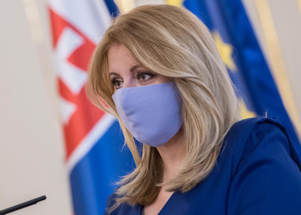 Na snímke prezidentka SR Zuzana Čaputová, ktorá vymenovala dvoch rektorov vysokých škôl Györgyho Juhásza do funkcie rektora Univerzity J. Selyeho v Komárne a Jozefa Habánika do funkcie rektora Trenčianskej univerzity Alexandra Dubčeka v Trenčíne v Prezidentskom paláci v Bratislave v utorok  26. januára 2021. FOTO TASR - Martin Baumann