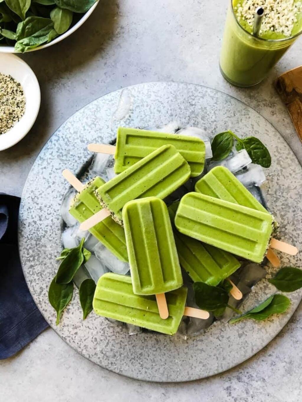 Smoothie kocky. Zostal vám doma špenát alebo v chladničke už vyschýnajúci kel? Hoďte to všetko do mixéra a naplňte zásobník. Dajte zmraziť. Ak si budete nabudúce robiť zeleninový koktail, pridajte doň aj jednu zamrazenú zelenú kocku. Dodá živiny, farbu aj chuť.