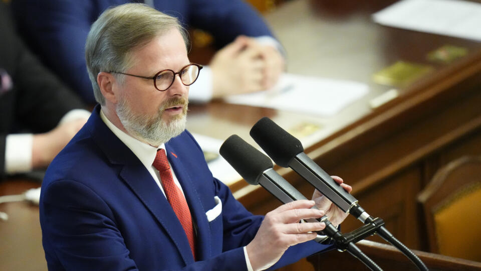 WA 34 Praha - Český premiér Petr Fiala sa prihovára ukrajinskému prezidentovi Volodymyrovi Zelenskému, ktorý vystúpil prostredníctvom videokonferencie v českom parlamente v Prahe v stredu 15. júna 2022. FOTO TASR/AP
Czech Republic's Prime Minister Petr Fiala holds a speech to address Ukraine's President Volodymyr Zelenskyy at the Parliament in Prague, Czech Republic, Wednesday, June 15, 2022. (AP Photo/Petr David Josek)