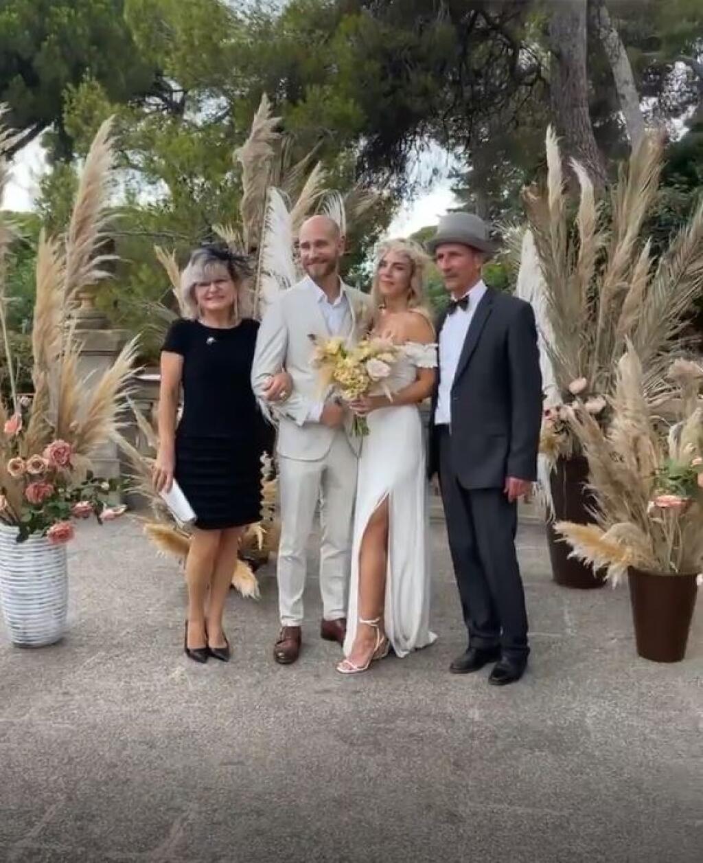 Svadobní hostia s novomanželmi.