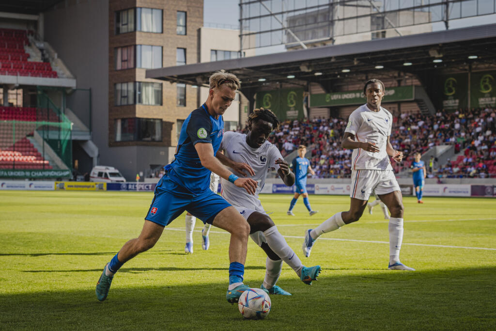 Na snímke Adam Griger a Warren Bondo počas zápasu A-skupiny Majstrovstiev Európy vo futbale hráčov do 19 rokov medzi reprezenáciami Slovenska a Francúzska na Štadióne Antona Malatinského v Trnave.