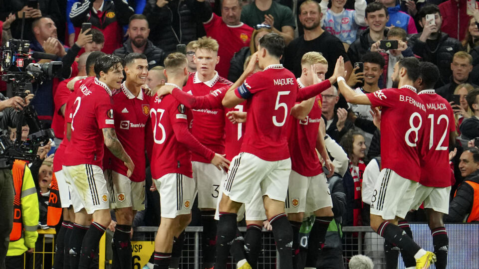 WA 64 Manchester - Futbalista Manchestru United Cristiano Ronaldo (tretí vľavo) sa teší po strelení gólu počas zápasu 5. kola E-skupiny Európskej ligy Manchester United - Šeriff Tiraspoľ v Manchestri vo štvrtok 27. októbra 2022. FOTO TASR/AP
Manchester United's Cristiano Ronaldo, 3rd left, celebrates after scoring his side's third goal during the Europa League group E soccer match between Manchester United and Sheriff at Old Trafford in Manchester, England, Thursday Oct. 27, 2022. (AP Photo/Jo