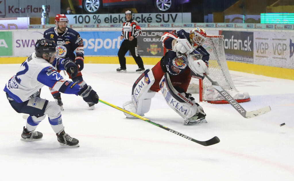 Na snímke zľava Janne Tavi (Poprad) a brankar Zvolena Robin Rahm v piatom zápase finále Kaufland Play off Tipos extraligy v hokeji HKM Zvolen - HK Poprad vo Zvolene 6. mája 2021. FOTO TASR - Ján Krošlák