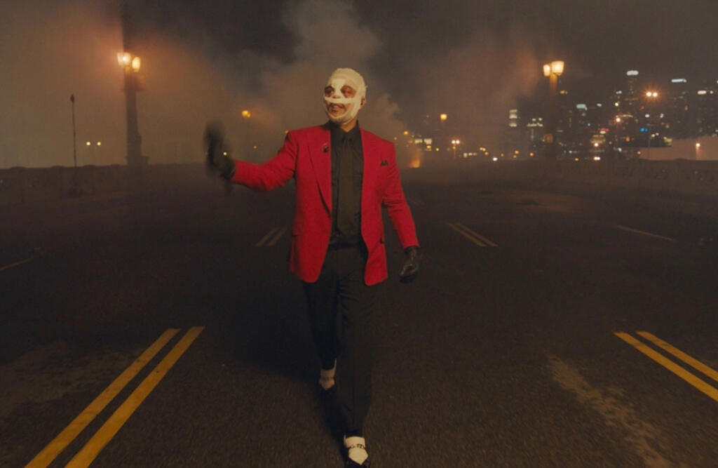 Záber z videoklipu k skladbe