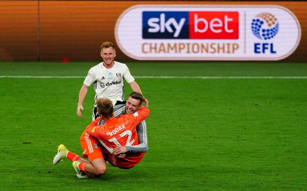 Obrovská radosť hráčov Fulhamu po postupe do Premier League.