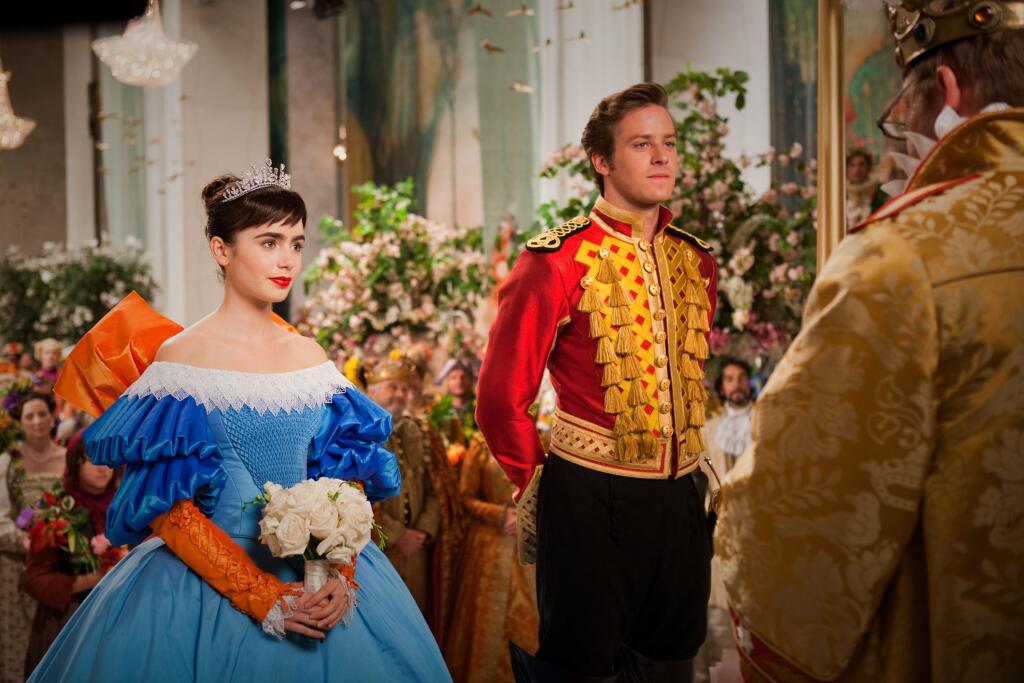 Armie Hammer po boku Lily Collins v Popoluške.