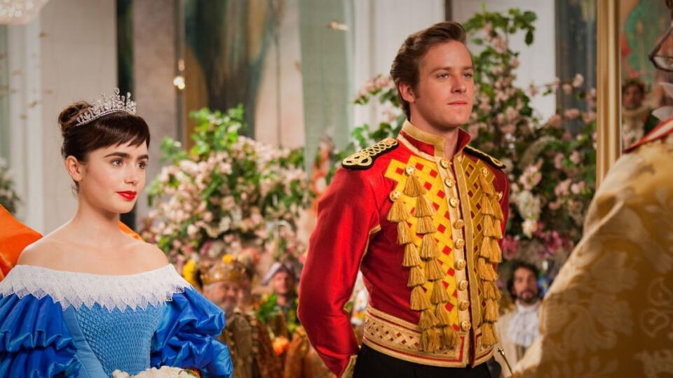 Armie Hammer po boku Lily Collins v Popoluške.