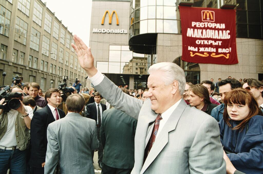 Otvorenie prvého McDonaldu v Rusku – na snímke ruský exprezident Boris Jeľcin.
