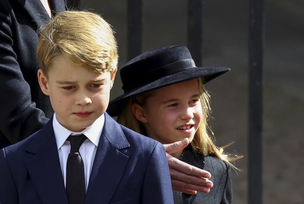 Na snímke britský princ George a princezná Charlotte kráčajú po skončení štátneho pohrebu zosnulej britskej kráľovnej Alžbety II. z Westminsterského opátstva v Londýne.