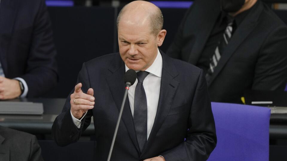 KK19 Berlín - Nemecký kancelár Olaf Scholz odpovedá na otázky na zasadnutí nemeckého parlamentu Bundestag 6. apríla 2022 v Berlíne. Berlín vedie s Kyjevom dôverné rokovania o možných bezpečnostných zárukách, ktoré by mohol Ukrajine ponúknuť v súvislosti s prebiehajúcou ruskou ofenzívou. Nemecký kancelár Olaf Scholz to v stredu povedal v Spolkovom sneme, informuje agentúra Reuters. FOTO TASR/AP
German Chancellor Olaf Scholz answers questions from lawmakers during a session of the German parliamen