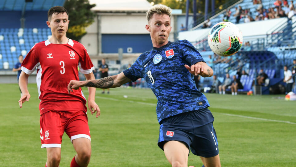 Na snímke zľava Valdas Paulauskas (Litva) a Adam Goljan (Slovensko) v zápase kvalifikácie C-skupiny na ME do 21 rokov vo futbale Slovensko - Litva 3. septembra 2021 v Nitre. FOTO TASR - Henrich Mišovič
