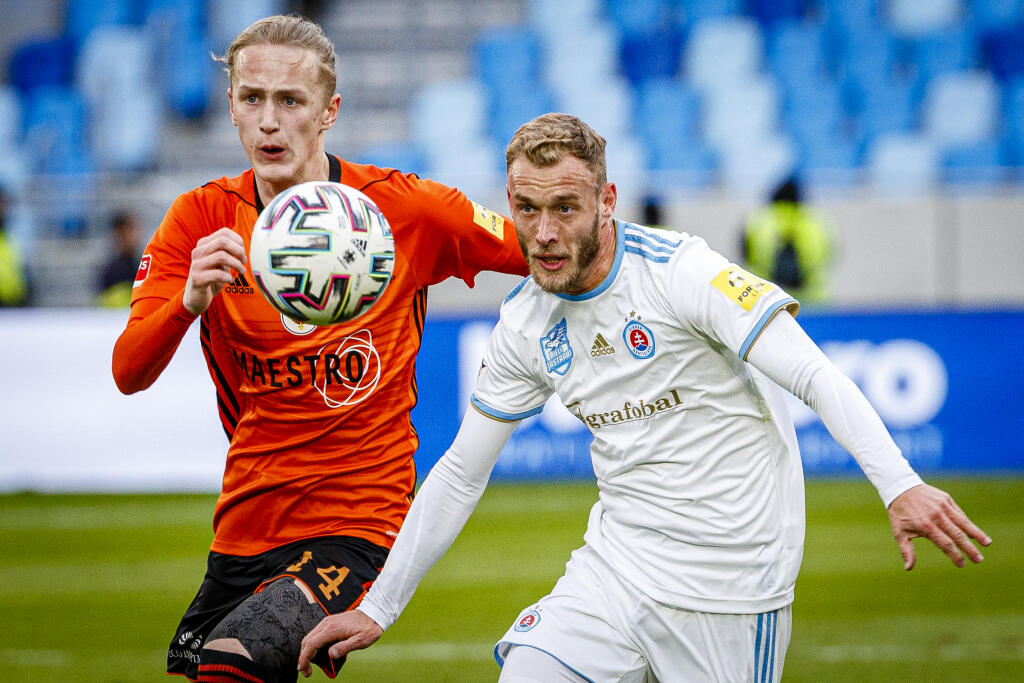 Na snímke Joeri De Kamps a Tomáš Bobček počas zápasu 22. kola Fortuna ligy 2019/2020 medzi ŠK Slovan Bratislava a MFK Ružomberok.