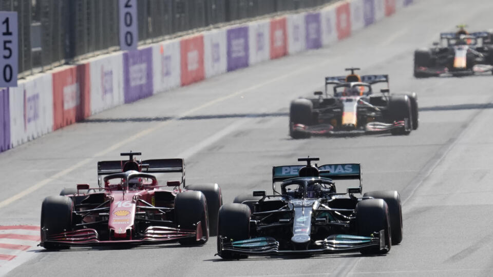 JB 18 Baku - Monacký jazdec F1 na Ferrari Charles Leclerc (vľavo) a Brit Lewis Hamilton na Mercedese (vpravo) počas nedeľňajšej Veľkej ceny Azerbajdžanu formuly 1 na okruhu One city v Baku 6. júna 2021. FOTO TASR/AP
Mercedes driver Lewis Hamilton of Britain, right, and Ferrari driver Charles Leclerc of Monaco steer their cars during the Formula One Grand Prix at the Baku Formula One city circuit in Baku, Azerbaijan, Sunday, June 6, 2021. (AP Photo/Darko Vojinovic)