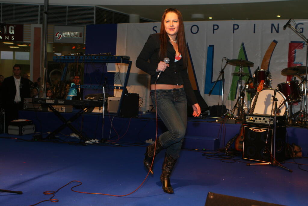 Superstar 3 - prvá oficiálna autogramiáda - Shopping Palace Zlaté Piesky;Natália Hatalová;;17.11.2007 Bratislava;foto: Matej Kalina