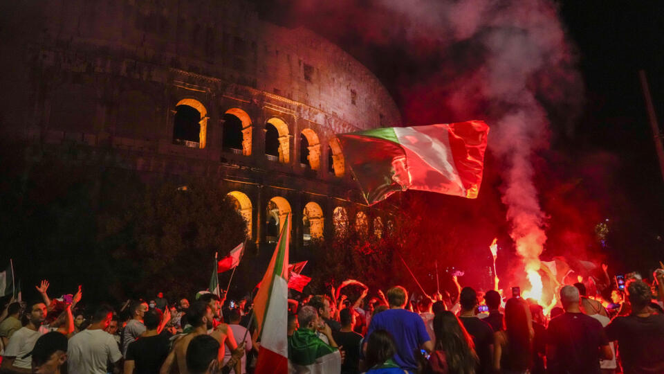WA 12 Rím - Talianski fanúšikovia sa tešia po výhre talianskej futbalovej reprezentácie nad Anglickom vo finálovom zápase na EURO 2020 pred rímskym Koloseom 11. júla 2021. Duel sa v londýnskom Wembley v riadnom hracom čase i predĺžení skončil nerozhodne 1:1. Taliani vyhrali 3:2 v jedenástkovom rozstrele. FOTO TASR/AP
Italy's fans celebrate in front of the ancient Colosseum in Rome, Monday, July 12, 2021, after Italy beat England to win the Euro 2020 soccer championships in a final played at Wem