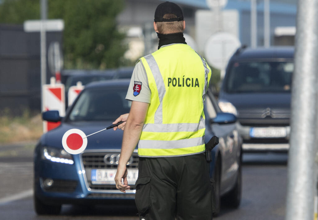 Na bývalých hraničných priechodoch Berg a Jarovce-Kittsee budú v najbližších dňoch prebiehať intenzívne policajné kontroly. Zamerané budú na karanténne povinnosti po vstupe na územie Slovenska. Na snímke policajti kontrolujú vodičov na hraničnom prechode Petržalka-Berg 24. júna 2021. FOTO TASR - Martin Baumann
