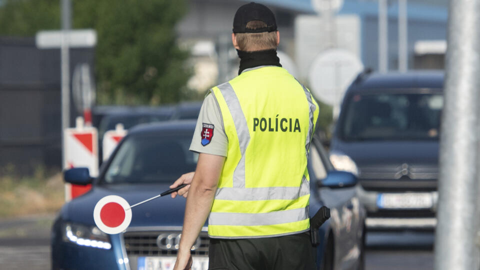 Na bývalých hraničných priechodoch Berg a Jarovce-Kittsee budú v najbližších dňoch prebiehať intenzívne policajné kontroly. Zamerané budú na karanténne povinnosti po vstupe na územie Slovenska. Na snímke policajti kontrolujú vodičov na hraničnom prechode Petržalka-Berg 24. júna 2021. FOTO TASR - Martin Baumann