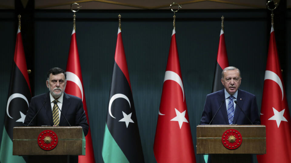 EBE 19 Ankara - Na snímke zľava líbyjský premiér Fajíz Sarrádž a turecký prezident Recep Tayyip Erdogan počas tlačovej konferencie po stretnutí v tureckej Ankare 4. júna 2020. Medzinárodne uznaná líbyjská vláda národnej jednoty je